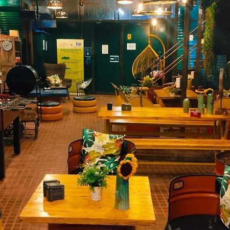 Forrest Hostels ムンバイ エクステリア 写真
